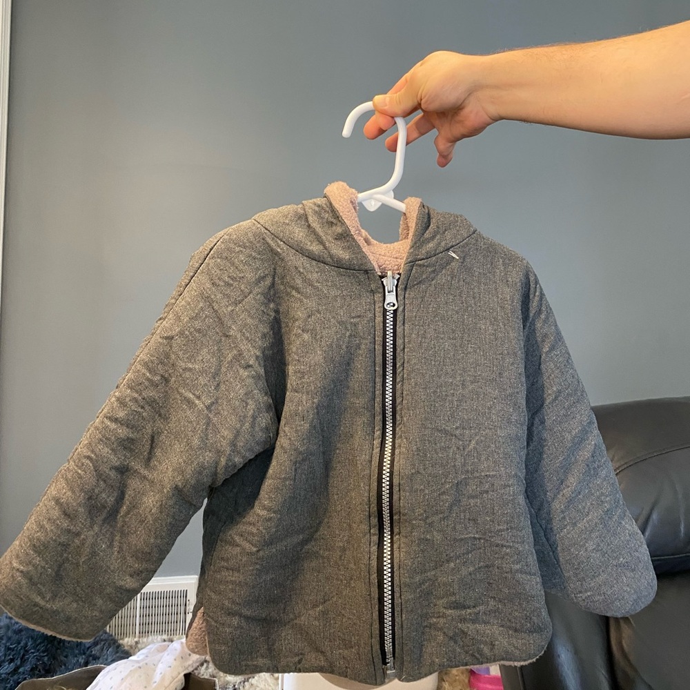 One More in the family Boutique
Padded jacket with hood (Gray and Lilac Fleece)